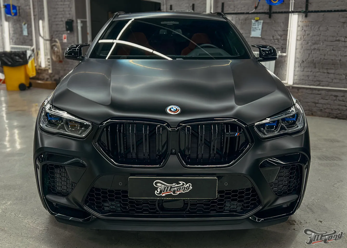 Тотальная смена облика для BMW X6 M: оклейка матовым винилом с проемами и матовым полиуретаном. Почему оклейка авто с проемами — это долго и дорого?